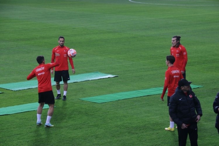 Stefan Kuntz ve Hakan &Ccedil;alhanoğlu'ndan &ouml;nemli a&ccedil;ıklamalar