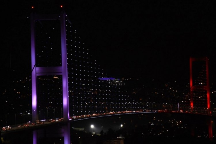 İstanbul Boğazı'nın 3 k&ouml;pr&uuml;s&uuml;, KKTC bayrağı renkleriyle aydınlatıldı