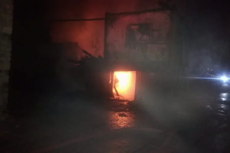 Bursa'da Keles'te korkutan yangın: Ahşap ev k&uuml;le d&ouml;nd&uuml;