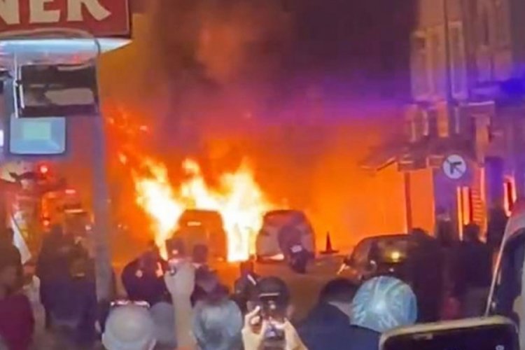 İstanbul'da otomobilde &ccedil;ıkan yangın, park halindeki ara&ccedil;lara sı&ccedil;radı