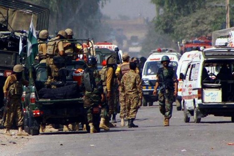 Pakistan'da silahlı saldırı. 6 polis &ouml;ld&uuml;
