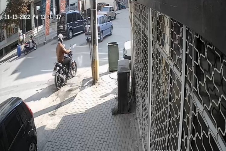 Bursa'da kazaya karışan s&uuml;r&uuml;c&uuml;n&uuml;n yardımına koşmak yerine arkasına bakmadan gitti