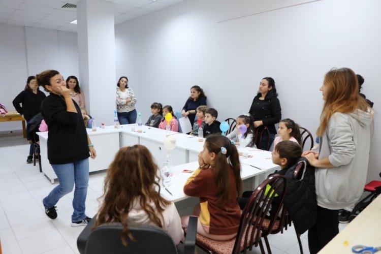 Bursa'da Mudanyalı &ccedil;ocuklar ara tatilde deney at&ouml;lyelerine gidiyor