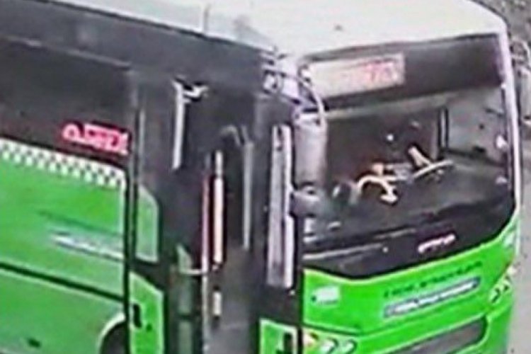Kız arkadaşına bakan genci bı&ccedil;akladı! Otob&uuml;s&uuml; ka&ccedil;ırdı