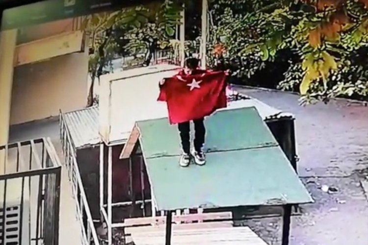 Diyarbakır'da bir &ccedil;ocuk yerde bulduğu T&uuml;rk bayrağını &ouml;perek aldı