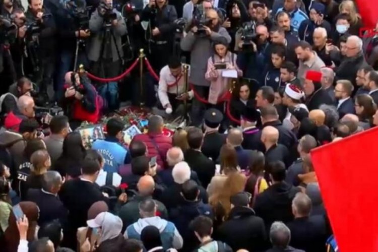 Patlamanın ardından 'İstiklal bizim' y&uuml;r&uuml;y&uuml;ş&uuml;
