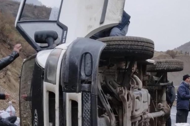 Hakkari'de yan yatan minib&uuml;ste 5 kişi yaralandı