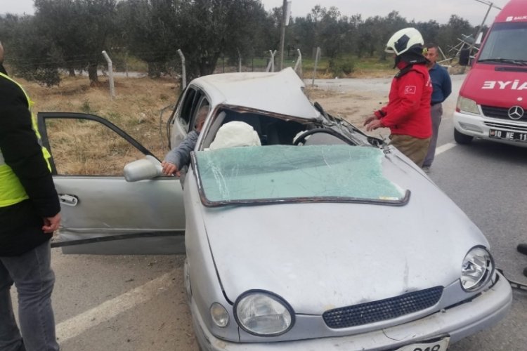 Balıkesir'de otomobil devrildi! 2 kişi ara&ccedil;ta sıkıştı
