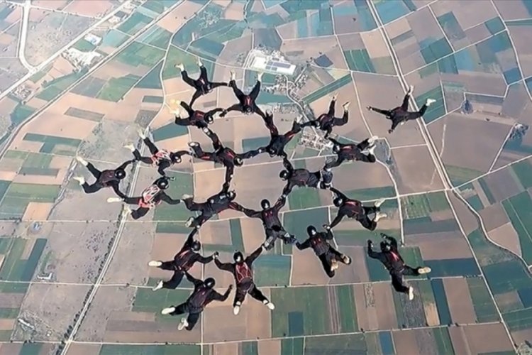 Milli Savunma Bakanlığı, bordo berelilerin g&ouml;ky&uuml;z&uuml;ndeki g&ouml;sterisini paylaştı