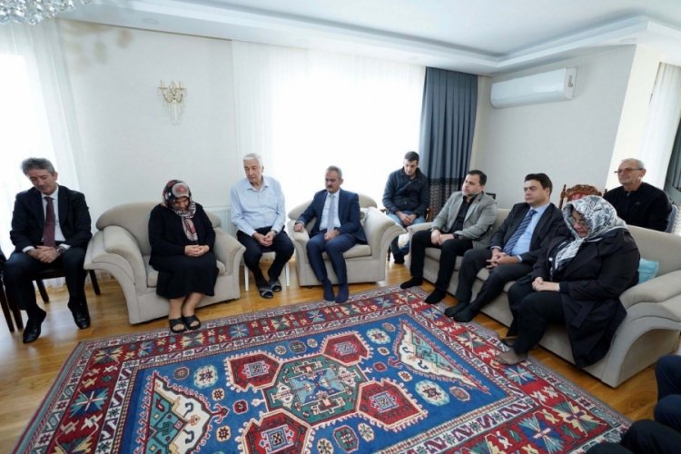 Bakan &Ouml;zer, ter&ouml;r saldırısında hayatını kaybeden Arzu &ouml;ğretmenin ailesini ziyaret etti
