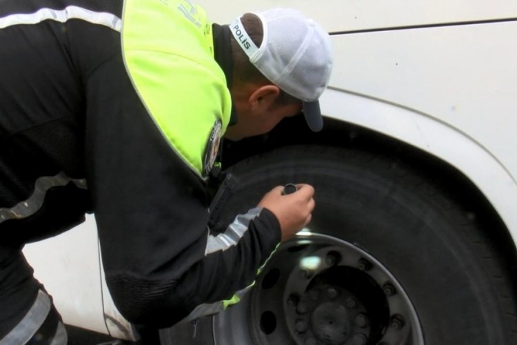 İstanbul'da şehirlerarası otob&uuml;s terminalinde otob&uuml;slere denetim