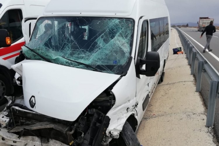 Edirne'de yolcu minib&uuml;s&uuml; ile kamyonet &ccedil;arpıştı: 6 yaralı