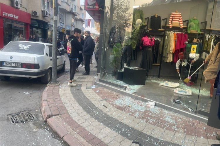 Bursa İneg&ouml;l'de otomobilin &ccedil;arptığı motosikletli mağazaya daldı