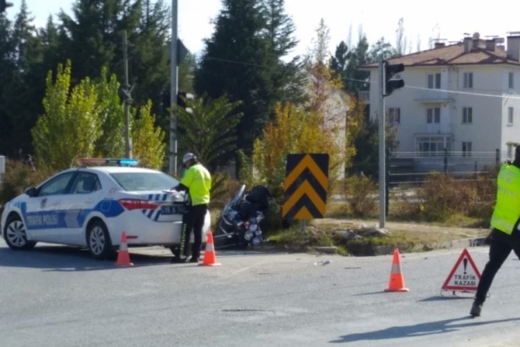 Burdur'da otomobil motosikletle &ccedil;arpıştı: 2 ağır yaralı