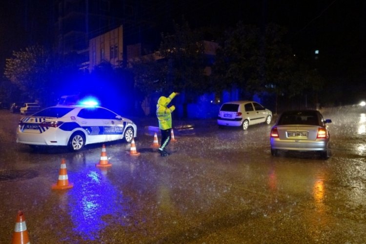 Adıyaman'da &ccedil;evre yolları sular altında kaldı