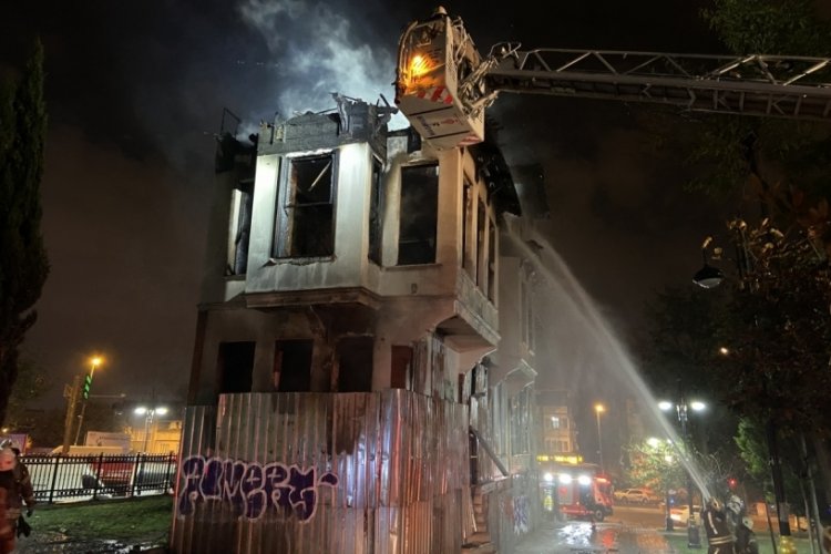 İstanbul'da tarihi bina alev alev yandı