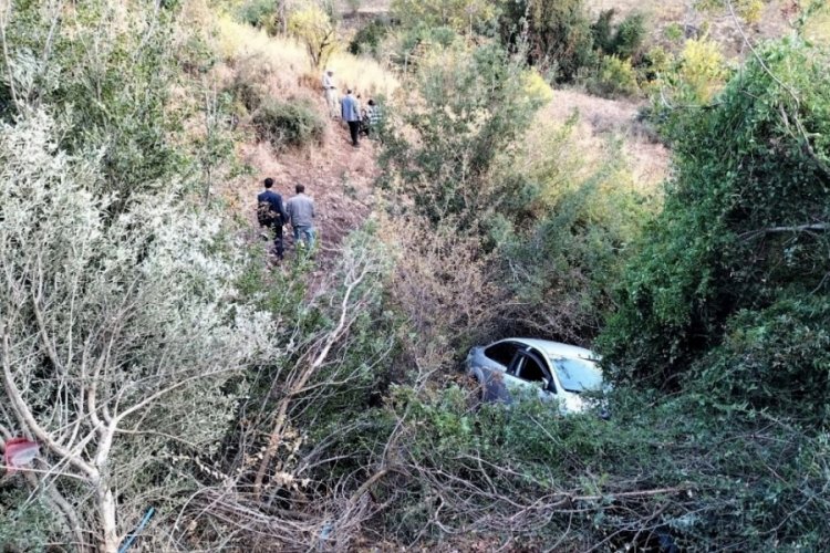 Osmaniye'de kontrolden &ccedil;ıkan ara&ccedil; şarampole yuvarlandı: 2 yaralı