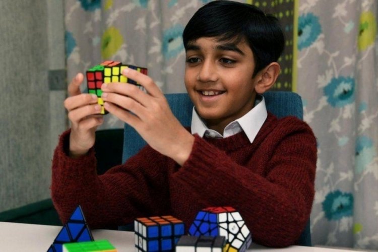 1﻿1 yaşındaki Yusuf Şah Stephen Hawking'i ge&ccedil;ti