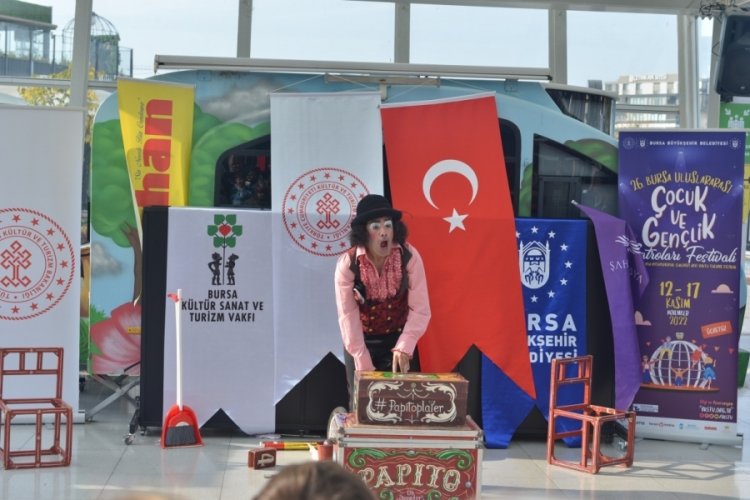 Bursa'da şehrin d&ouml;rt bir yanı tiyatro sahnesine d&ouml;n&uuml;şt&uuml;