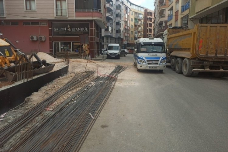 Bursa'da inşaat i&ccedil;in yola bırakılan malzemeler s&uuml;r&uuml;c&uuml;lere zorluk yaşatıyor