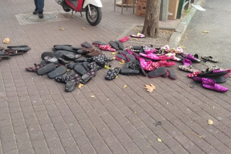 Bursa'da şiddetli r&uuml;zgar esnafa zor anlar yaşattı