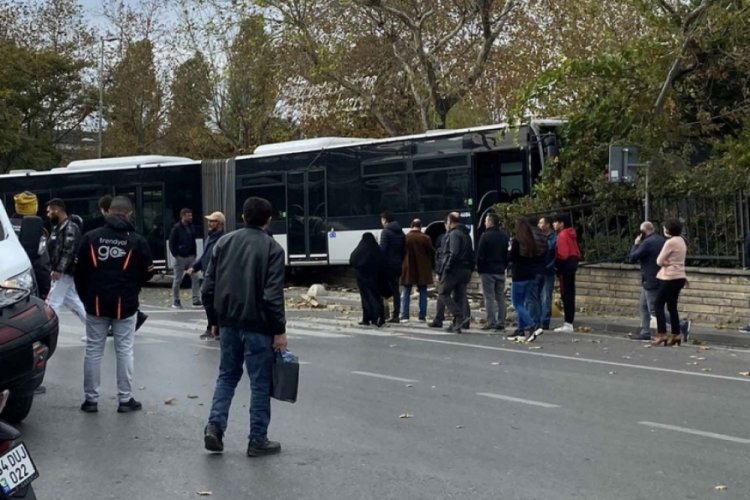 İstanbul Kadık&ouml;y'de metrob&uuml;s kazası