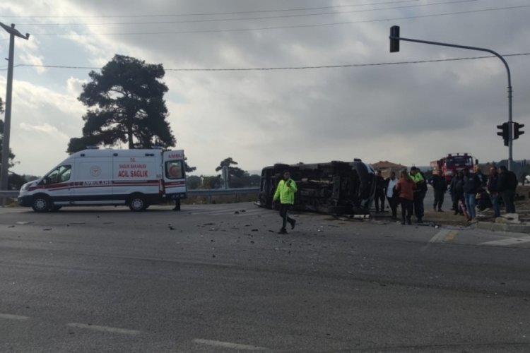 &Ccedil;anakkale'de minib&uuml;s ile otomobil &ccedil;arpıştı:6 yaralı