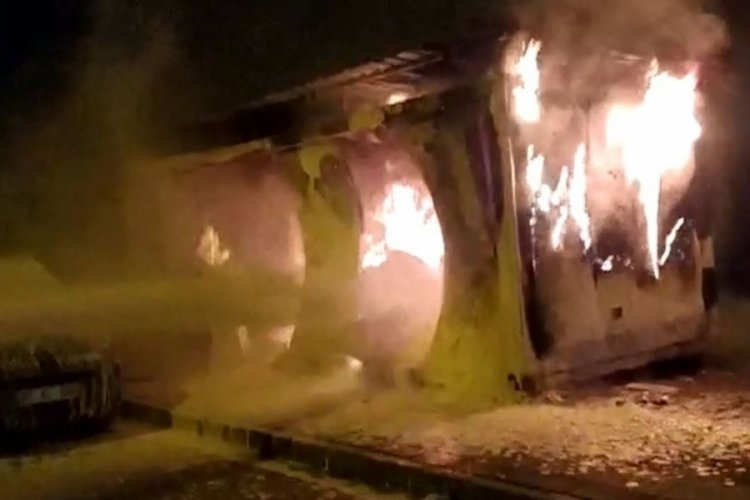 İnşaat alanındaki konteyner alevler i&ccedil;inde yandı