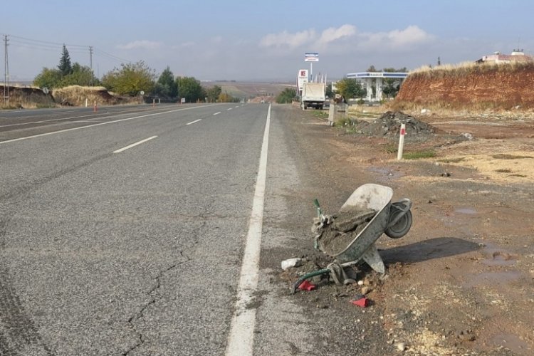 Adıyaman'da kamyonet, el arabasına &ccedil;arptı