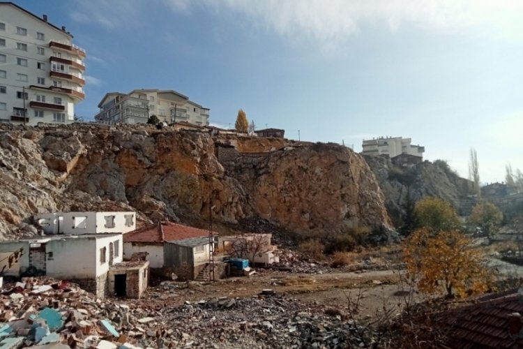 Ankara'da 17 yaşındaki gen&ccedil; kayalıklardan d&uuml;şt&uuml;
