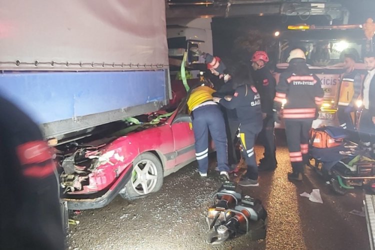 Milli boks&ouml;r&uuml;n kullandığı otomobil tırın altında kaldı! 1 kişi hayatını kaybetti