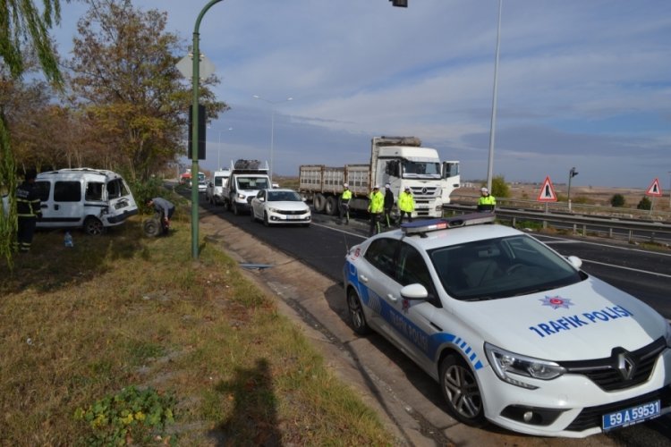 Tekirdağ'da kırmızı ışıkta beklerken kamyon &ccedil;arptı, ara&ccedil; şarampole u&ccedil;tu
