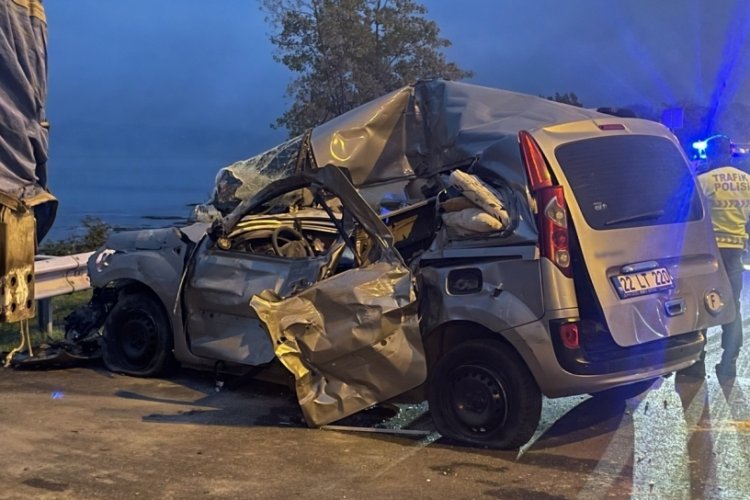 Ordu'da hafif ticari ara&ccedil; tıra &ccedil;arptı: 1 &ouml;l&uuml;, 3 yaralı
