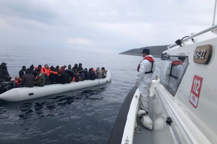 İzmir a&ccedil;ıklarında 9 g&ouml;&ccedil;men kurtarıldı