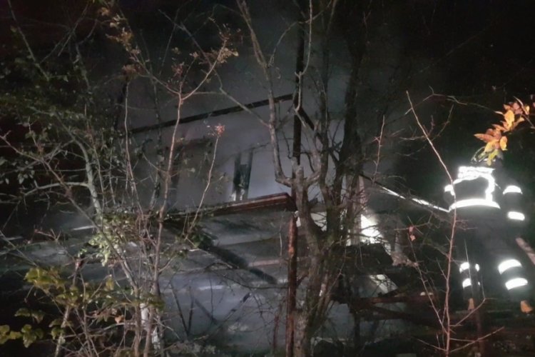Karab&uuml;k'te &ccedil;ıkan yangında baraka k&uuml;le d&ouml;nd&uuml;