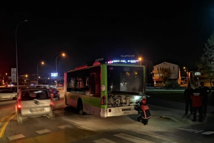 Sakarya'da belediye otob&uuml;s&uuml; alevlere teslim oldu