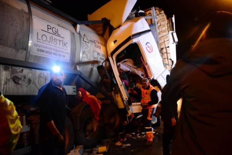 Koacaeli TEM'de tankere arkadan &ccedil;arpan tır kağıt gibi ezildi: 1 yaralı