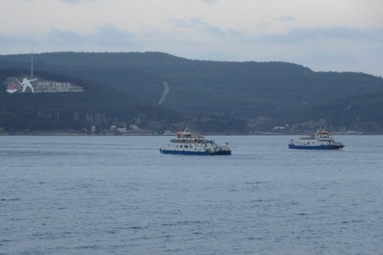 &Ccedil;anakkale'de feribot seferlerine fırtına engeli