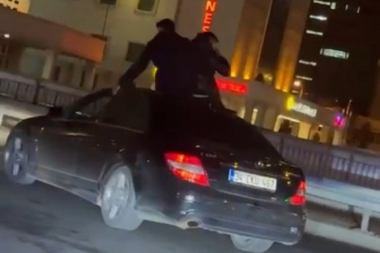 İstanbul'da otomobil &uuml;st&uuml;nde tehlikeli yolculuk
