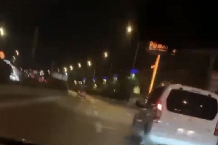 Bursa'da otomobil reklam panosuna &ccedil;arptı