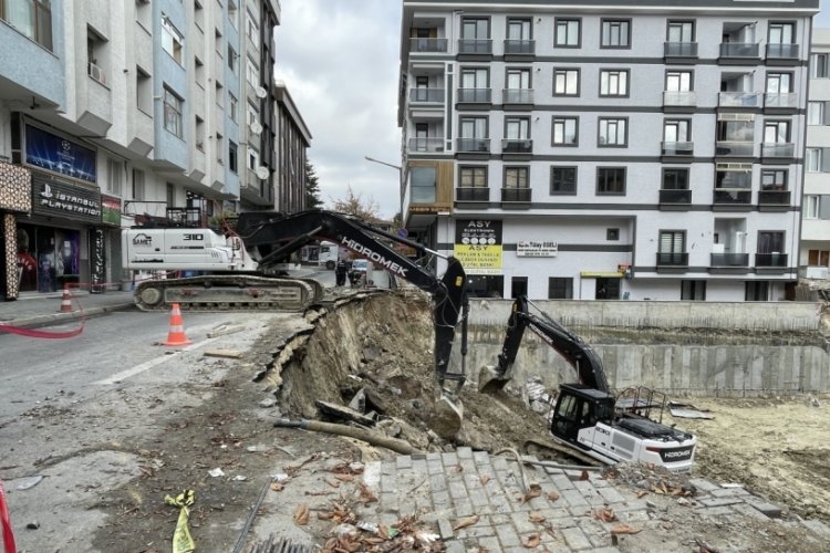 İstanbul'da bir inşaatın temeli kazılırken bitişikteki kaldırım ve yol kısmen &ccedil;&ouml;kt&uuml;