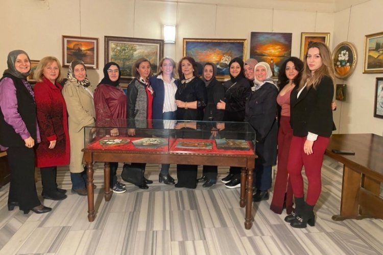 Ressam Sema &Ccedil;akır, renkleri tablolarında dans ettirdi