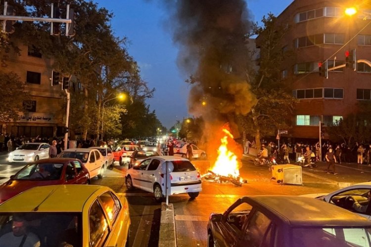 İran'da g&ouml;stericiler Humeyni'nin evini yaktı