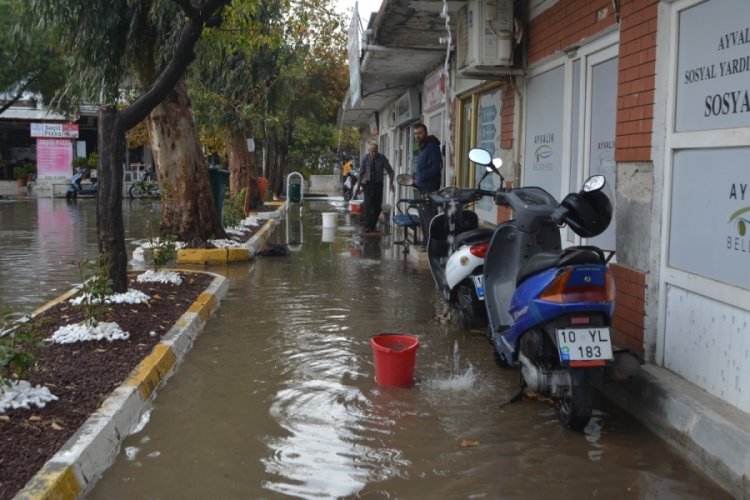 Balıkesir'de sağanak hayatı olumsuz etkiledi