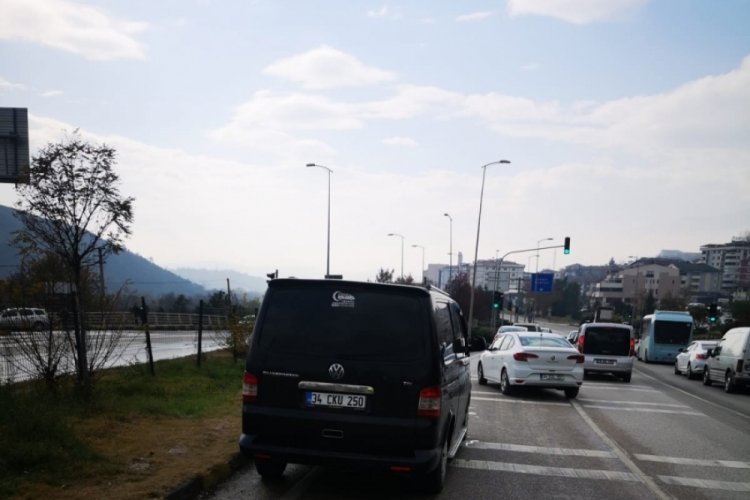 Karab&uuml;k'te yolun karşısına ge&ccedil;meye &ccedil;alışan yayaya otomobil &ccedil;arptı