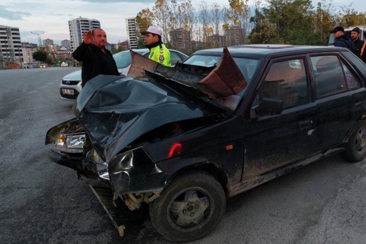 Samsun'da iki otomobilin &ccedil;arpıştığı kazada 2 &ccedil;ocuk yaralandı