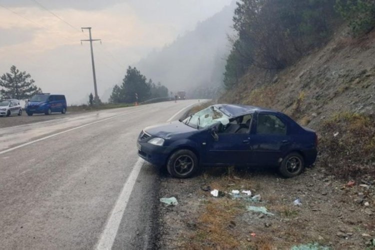 Karab&uuml;k'te kontrolden &ccedil;ıkan ara&ccedil; takla attı: 2 yaralı