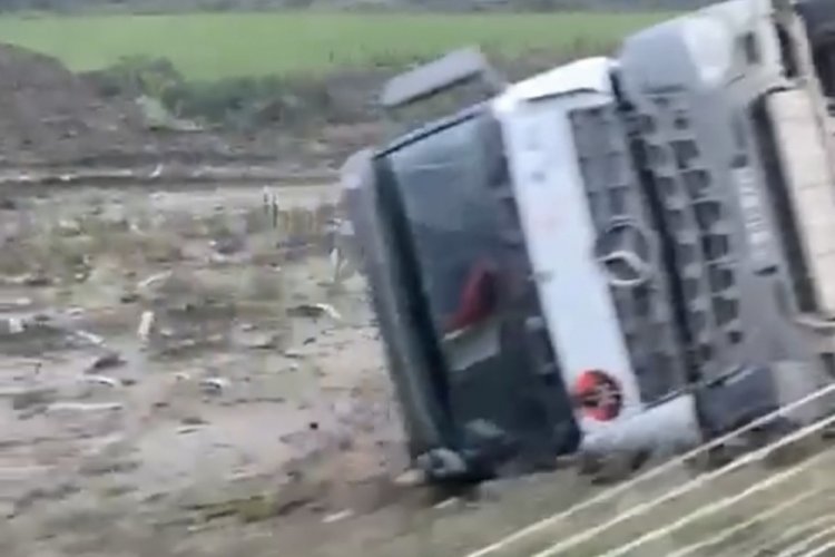 Zonguldak'ta iş&ccedil;i kamyonu yoldan &ccedil;ıkarak devrildi