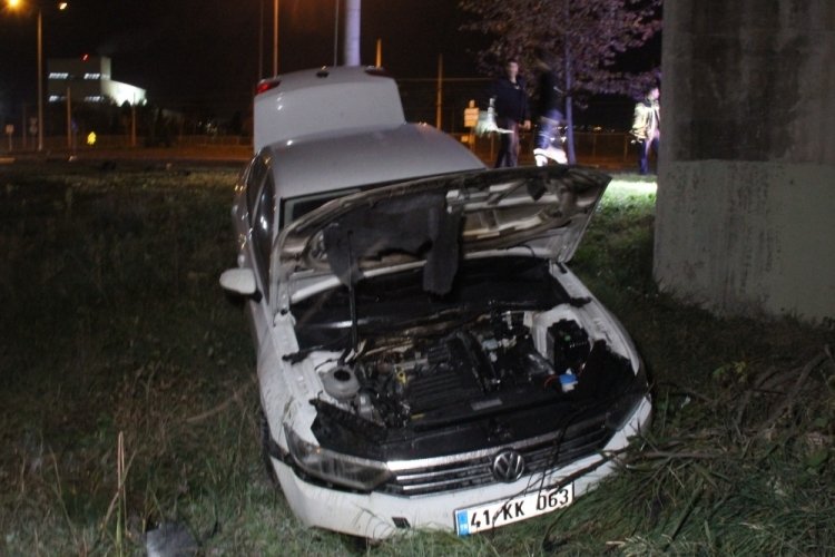 Kocaeli'nde kontrolden &ccedil;ıkan otomobil boş araziye daldı: 1 yaralı