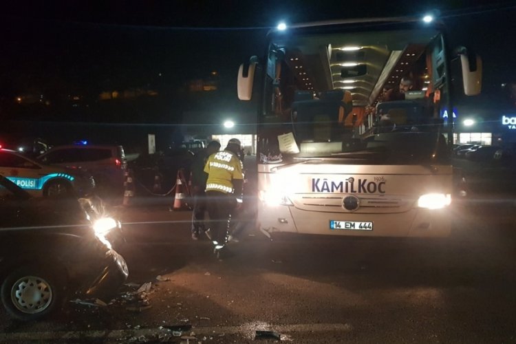 Karab&uuml;k'te otob&uuml;se &ccedil;arpan s&uuml;r&uuml;c&uuml; aracını bırakıp ka&ccedil;tı